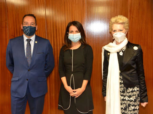 José Luis Cobos (CGE), Silvia Calzón (Secretaria de Estado de Sanidad) y Pilar Fernández (Vicepresidenta CGE)